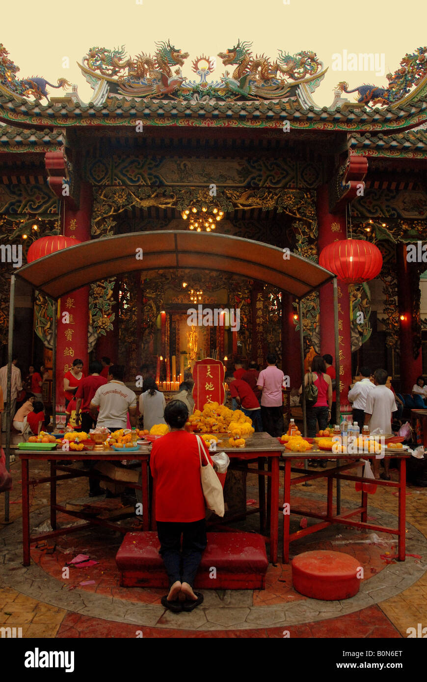 Persone in preghiera, Chinatown, il nuovo anno cinese Thailandia Bangkok Foto Stock