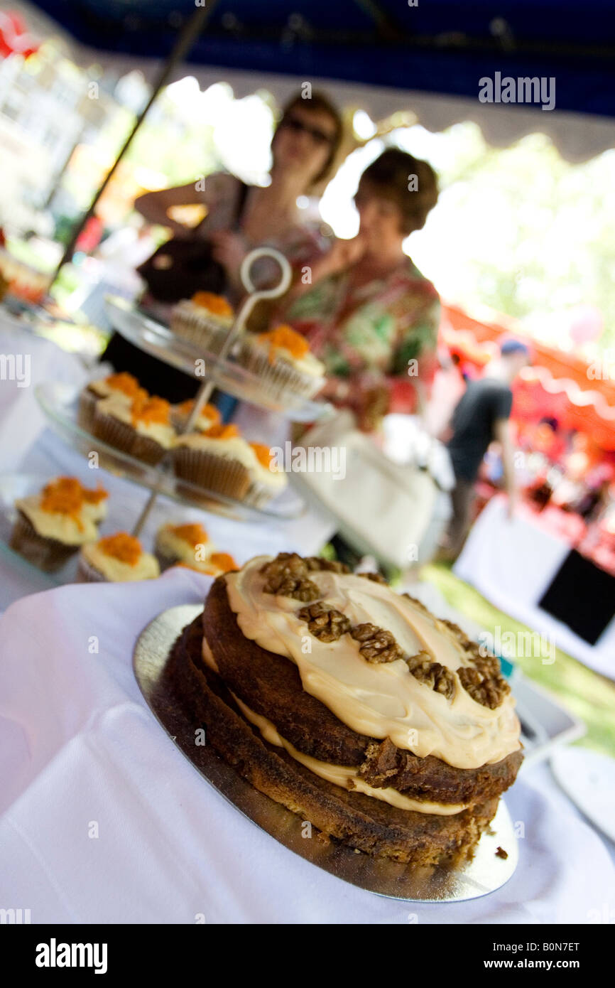 I clienti a una torta in stallo durante una Summer Fair di Dulwich, a sud di Londra. Foto Stock
