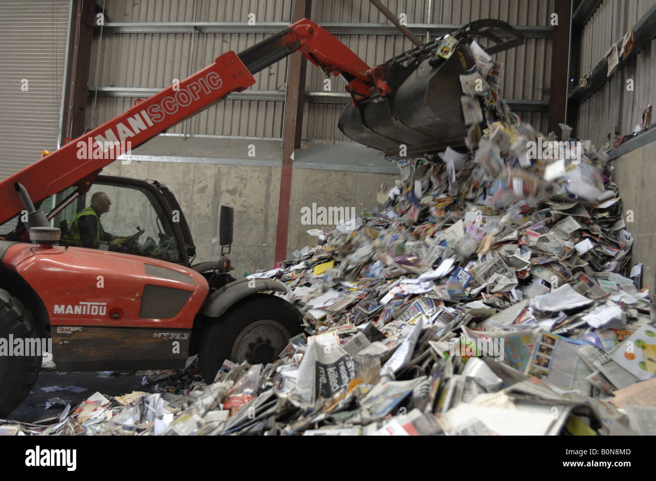 Riciclaggio della carta a Teignbridge il consiglio del distretto cantiere di riciclaggio in Newton Abbot Devon Foto Stock