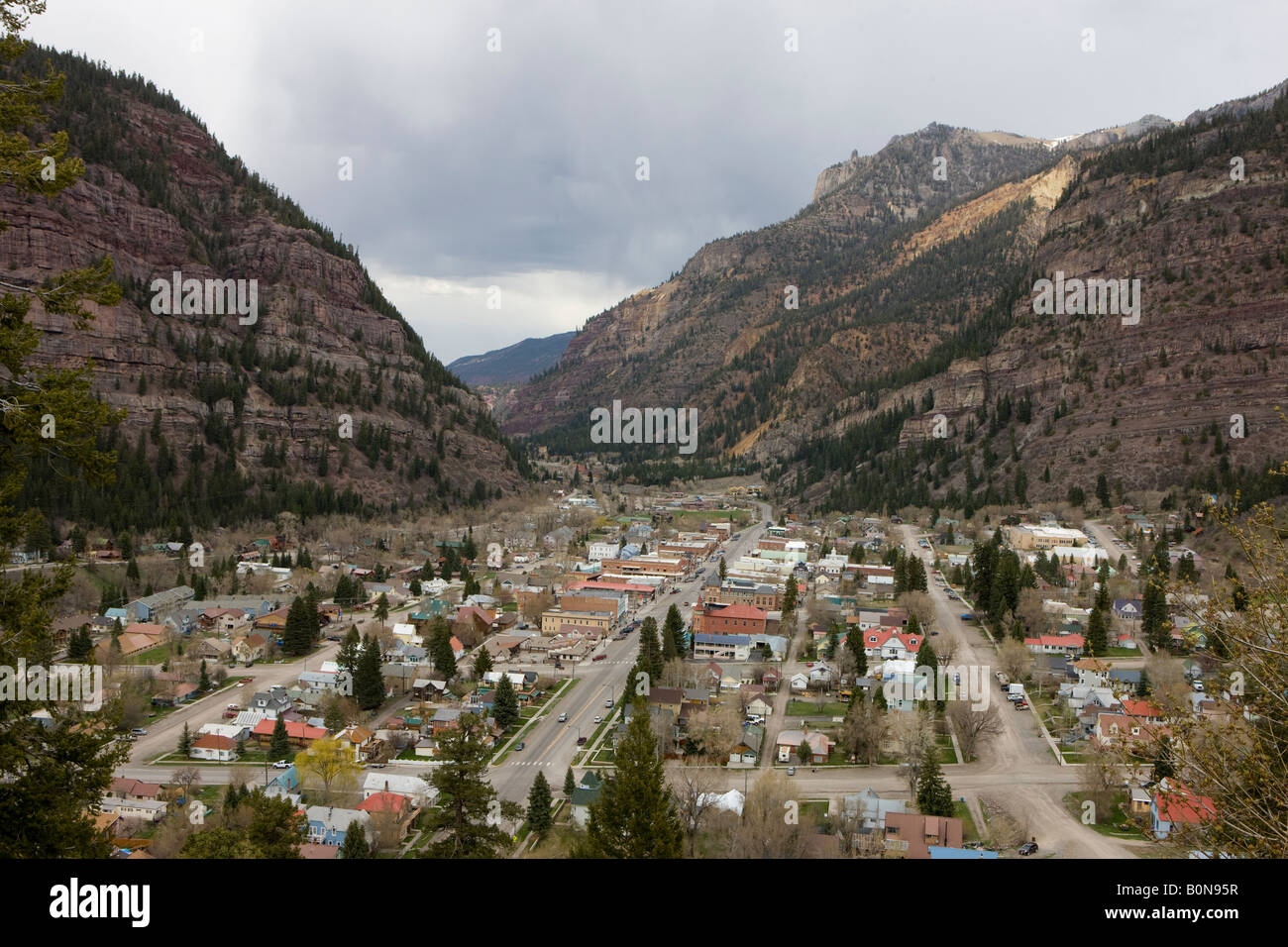 Vista aerea di Ouray Colorado da US Hwy 550 che si snoda sopra la città mostra una spettacolare vista sul paese e sulle montagne Foto Stock