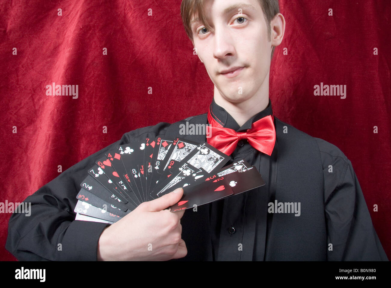 Mago eseguendo una card trick Foto Stock