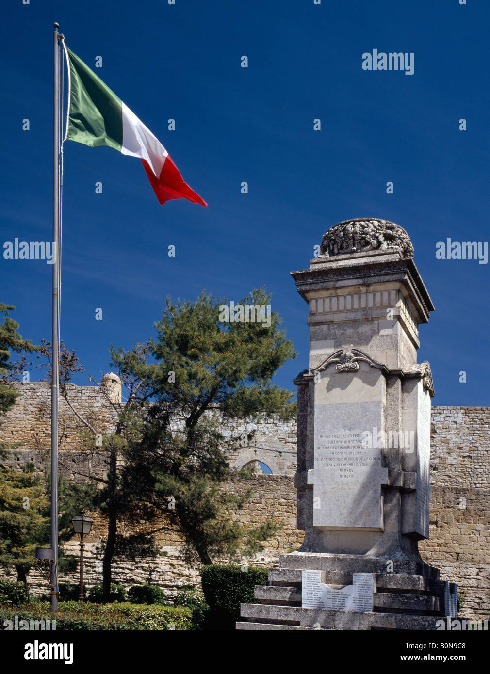 Monumento di guerra e bandiera italiana al di fuori del Castello di Lombardia Enna Sicilia Italia UE UN Foto Stock
