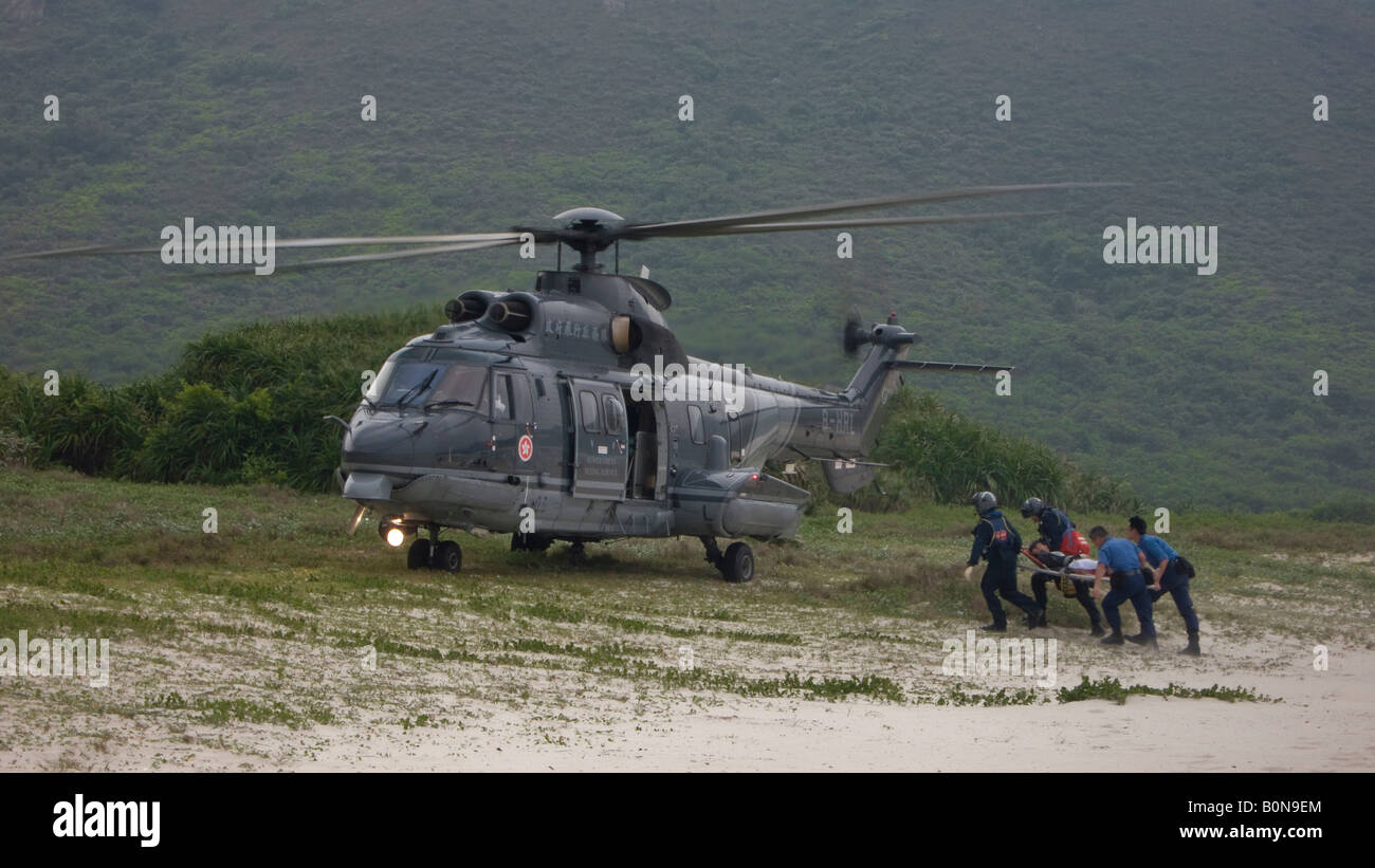 Governo di Hong Kong servizio di volo elicottero nuotatore da iam lunga spiaggia wan Foto Stock