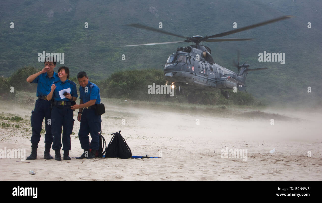 Governo di Hong Kong servizio di volo elicottero nuotatore da iam lunga spiaggia wan Foto Stock