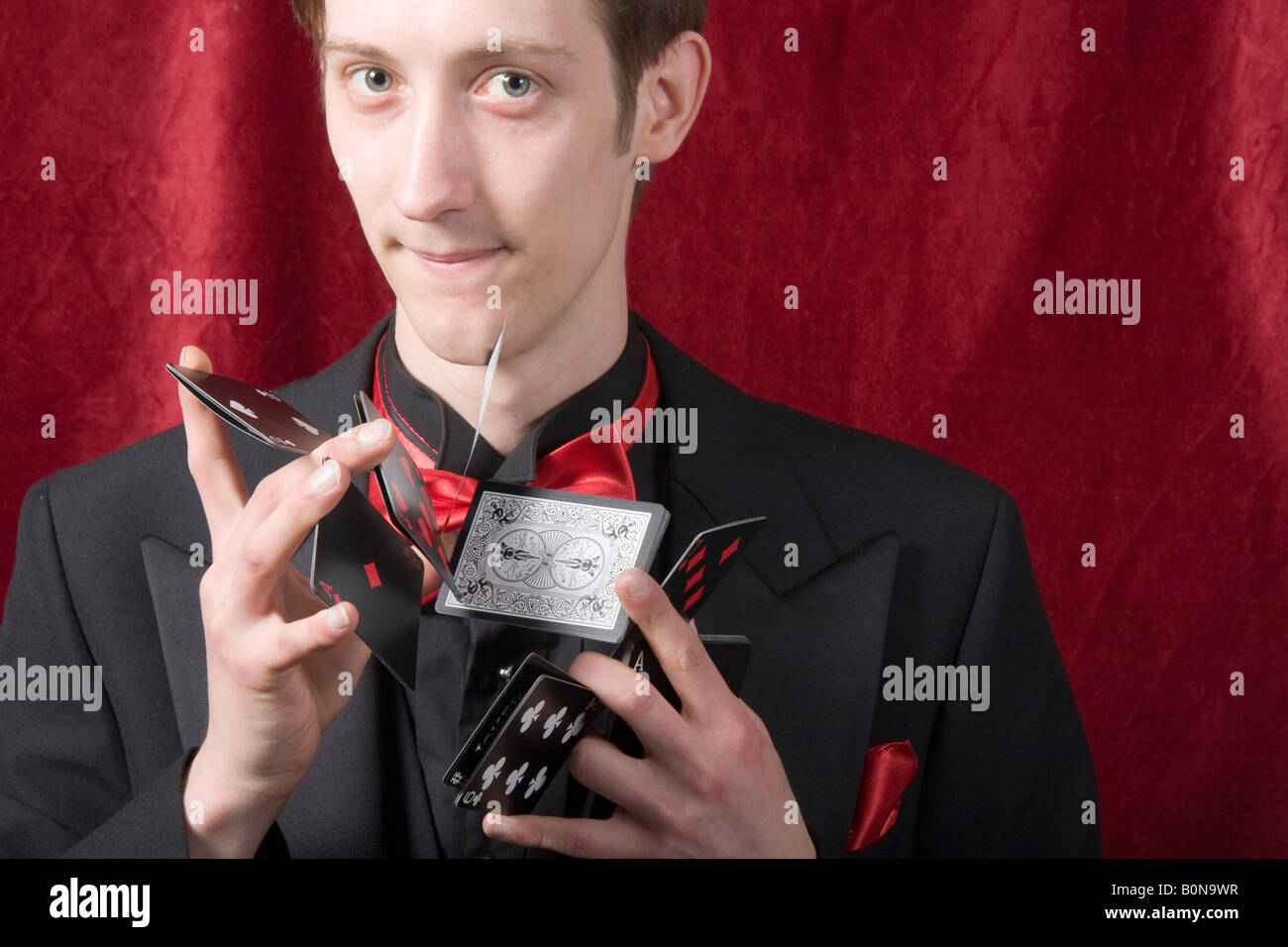 Mago eseguendo una card trick Foto Stock