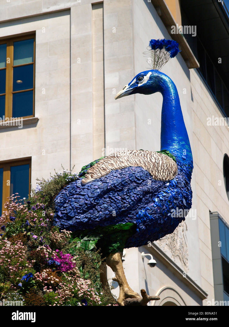 Uno dei due sculture di pavone creato dai fiori da Preston Bailey come parte della molla evento rinascimentale Covent Garden Foto Stock