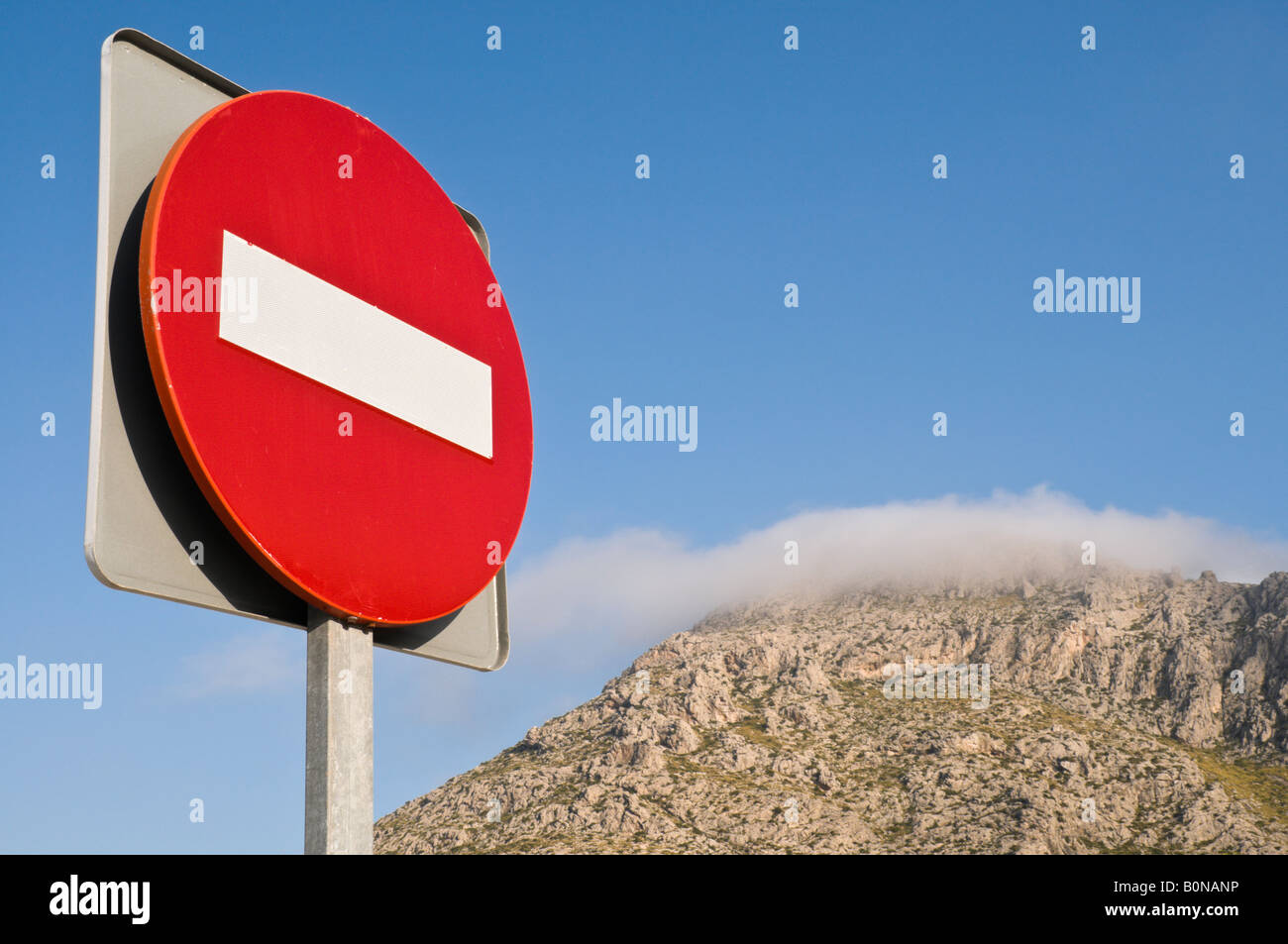 Un segnale di divieto di accesso con le montagne sullo sfondo, Pollensa Spagna. Foto Stock