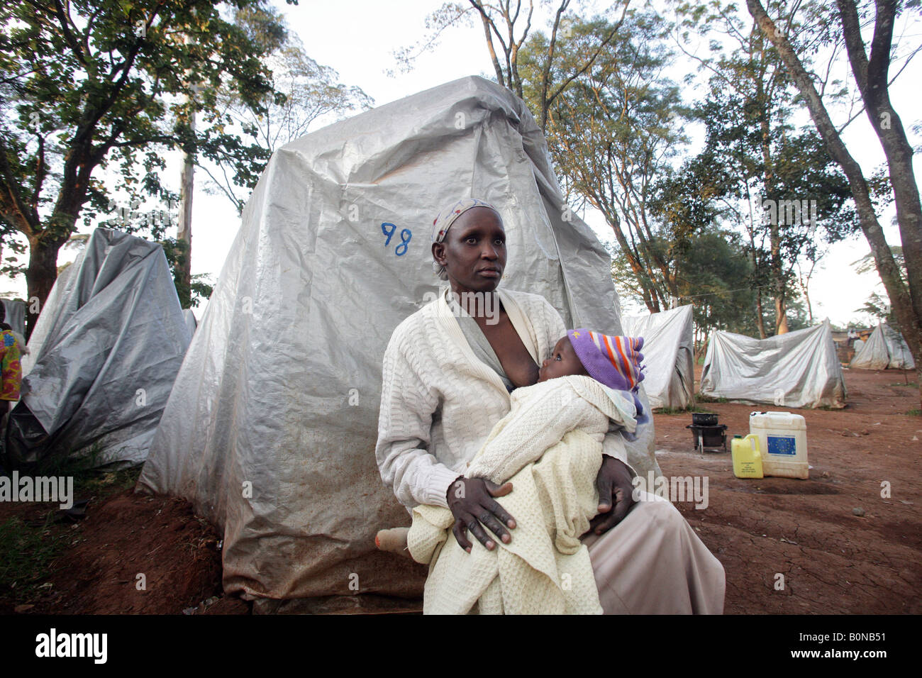 Rifugiati keniota di fronte alle loro tende al campo profughi Riruta a Nairobi Foto Stock