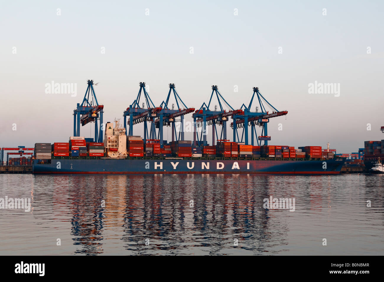 Nave venga caricato con carico nel porto di Amburgo Germania, container terminal Altenwerder, CTA Foto Stock