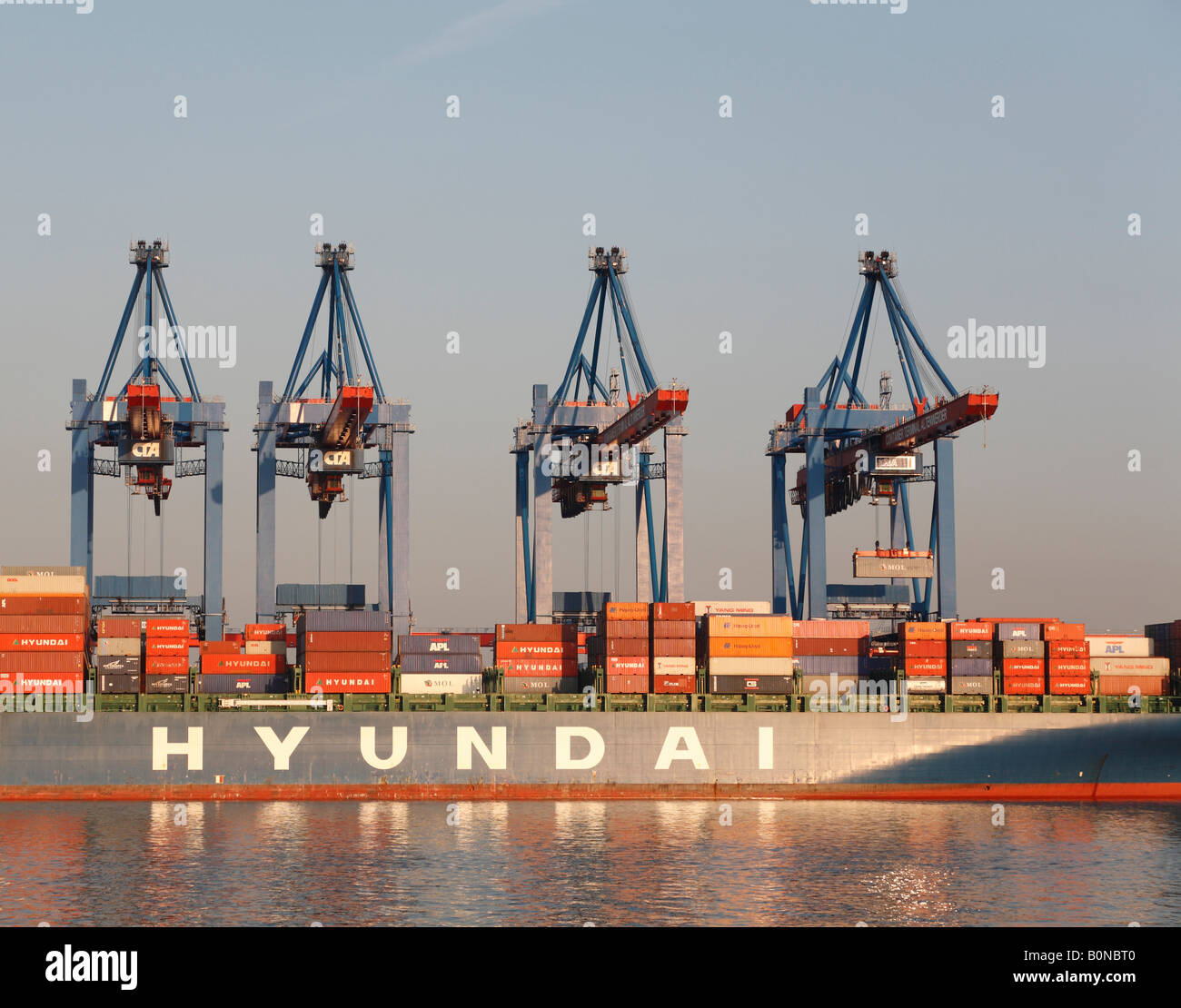 Nave essendo caricato con carico al container terminal Altenwerder ( CTA) nel porto di Amburgo Germania Foto Stock