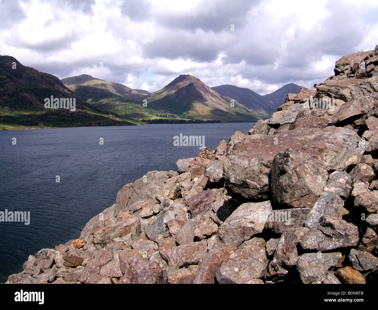 Lago Wastwater con ghiaioni e le montagne sullo sfondo del Lake District Cumbria Inghilterra England Regno Unito Foto Stock