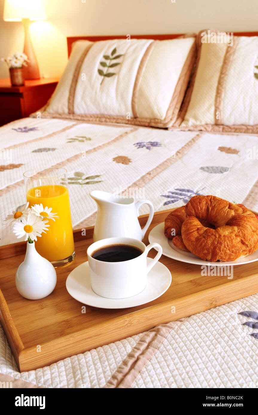 Il vassoio con la colazione su un letto in una stanza di un hotel Foto  stock - Alamy