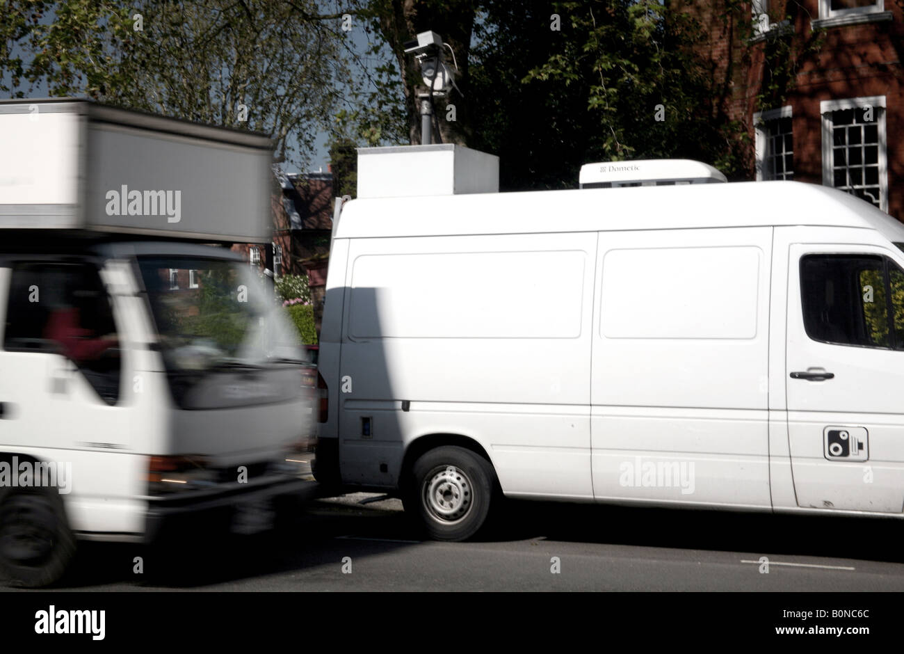 White van man in procinto di essere catturati su una velocità telecamera montata su un camioncino bianco sulla strada di Londra Foto Stock