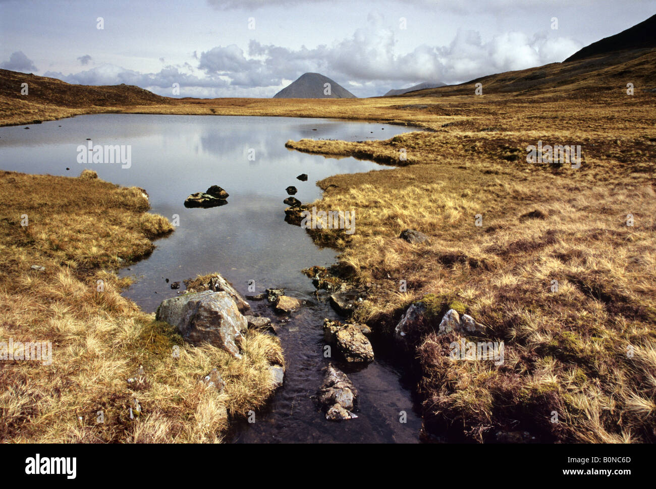 Bealach un' mhaim lochen con vista della montagna Glamaig, Isola di Skye Foto Stock