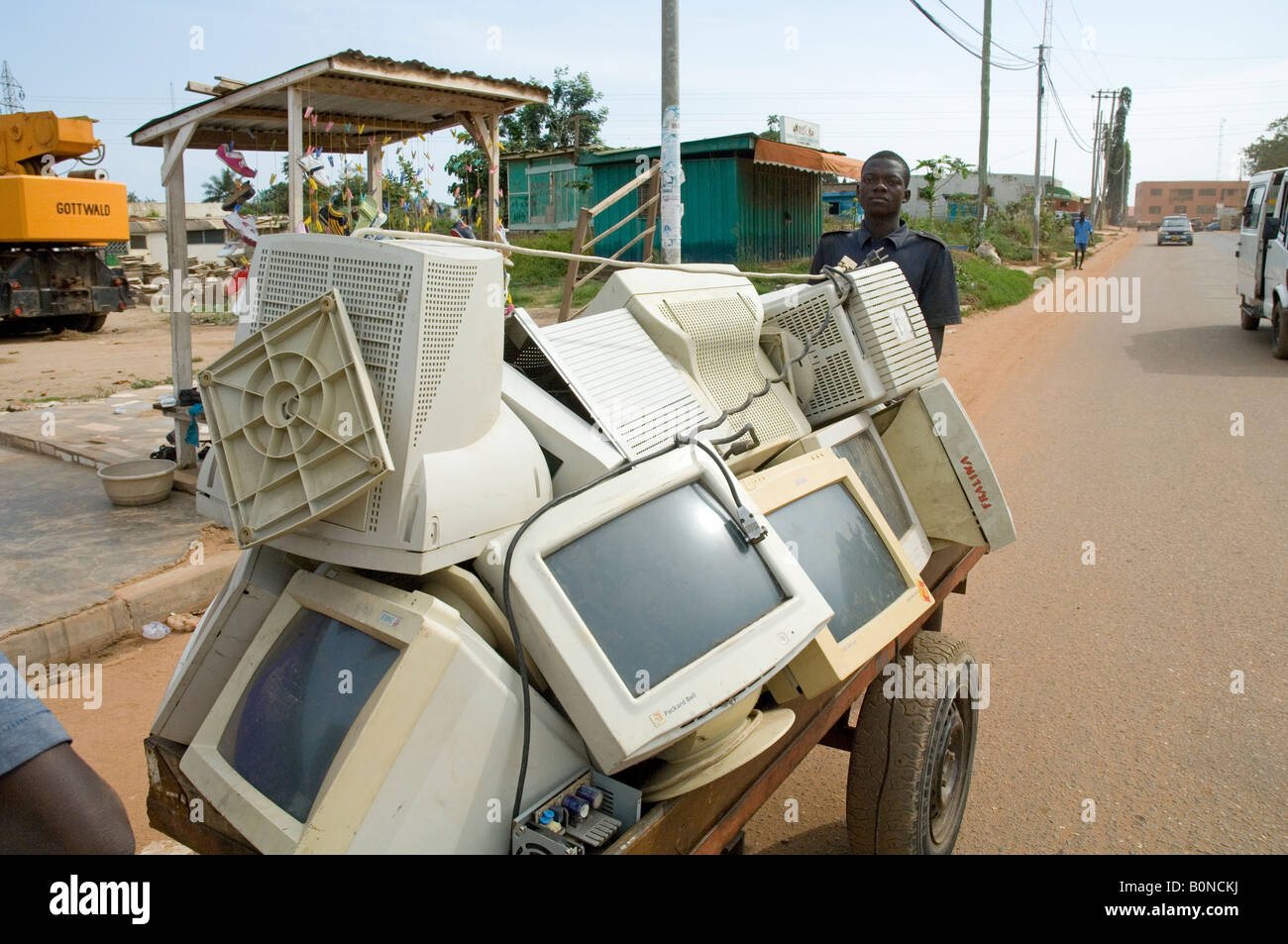 Venditori di rottami di trazione di un carrello con il computer con cestino, Nsawam Ghana Foto Stock