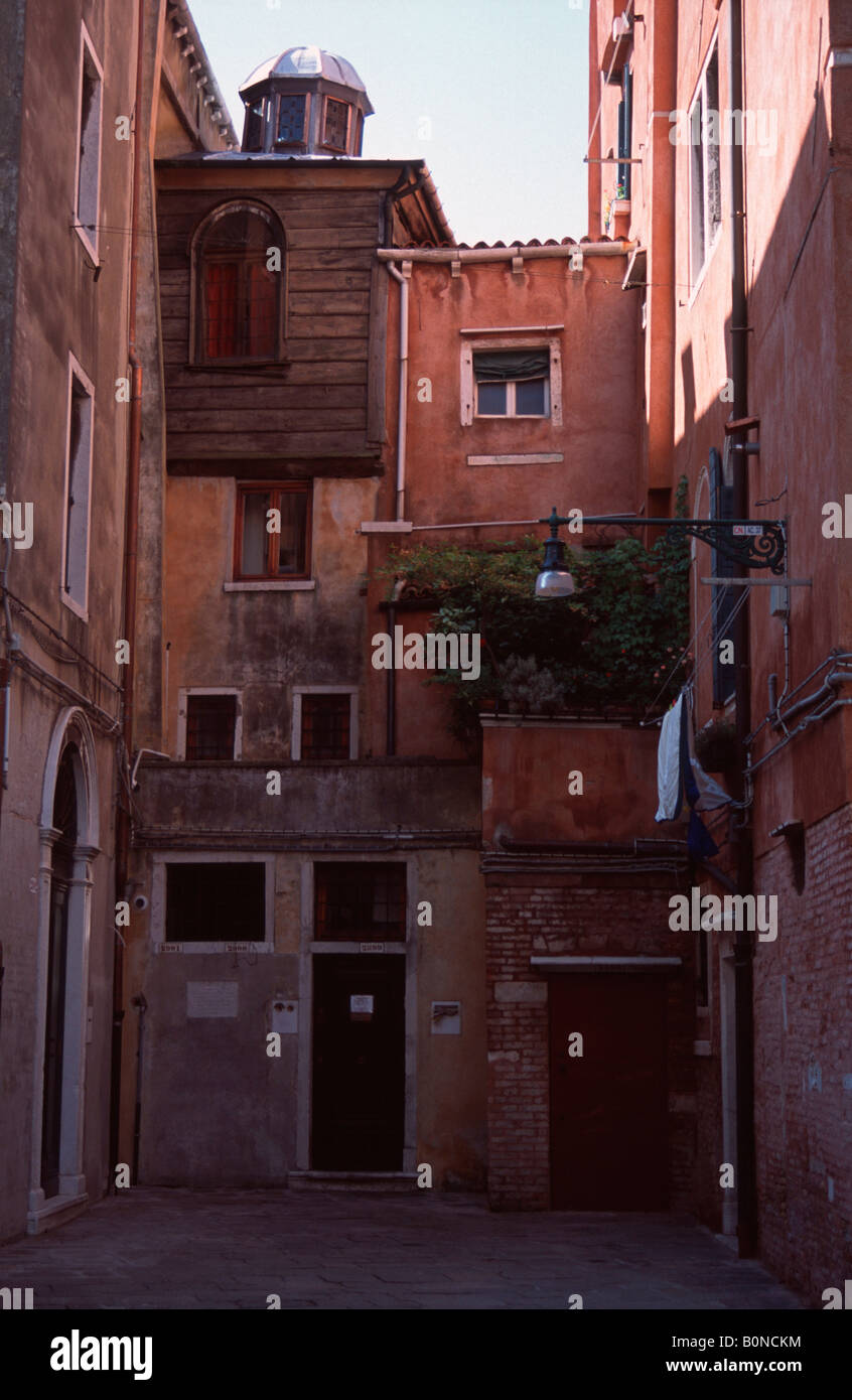 Un antica Sinagoga ebraica si trova sulla parte superiore del case del Ghetto del sestiere di Cannaregio a Venezia, Italia Foto Stock