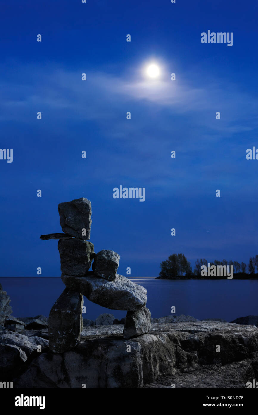 Stone figura umana sotto il chiaro di luna Inukshuk Cultura Inuit Foto Stock