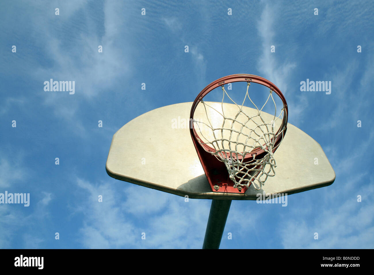 Una palla da basket obiettivo incorniciato nel cielo. Foto Stock