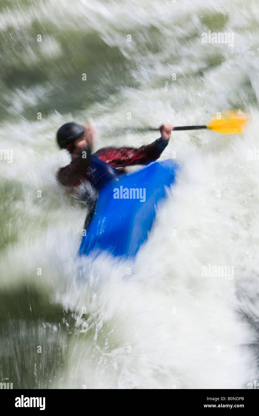 Una lenta velocità di otturatore colpo di kayaker scuffiata in terreni molto accidentati whitewater Foto Stock