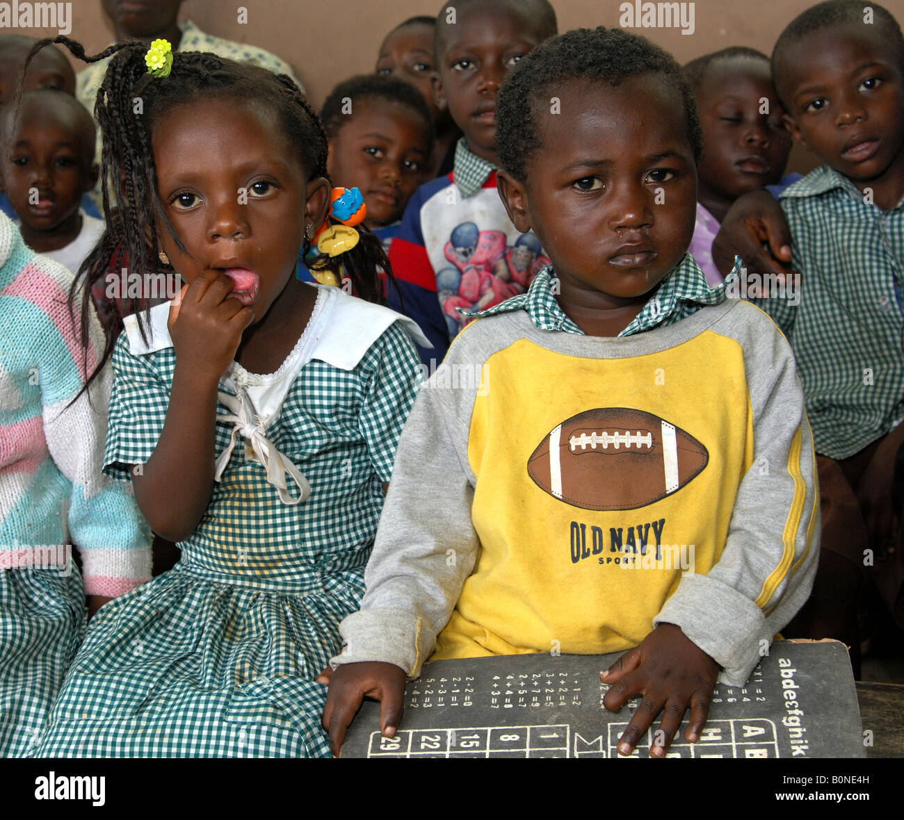 Pre scuola i bambini presso un centro di assistenza in Akropong Akwapim, Regione orientale, Ghana Foto Stock