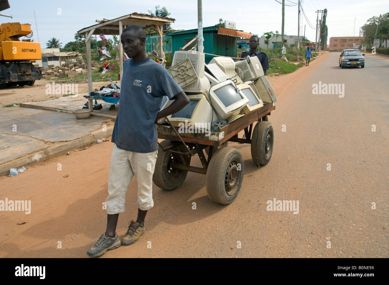 Venditori di rottami di trazione di un carrello con il computer con cestino, Nsawam Ghana Foto Stock