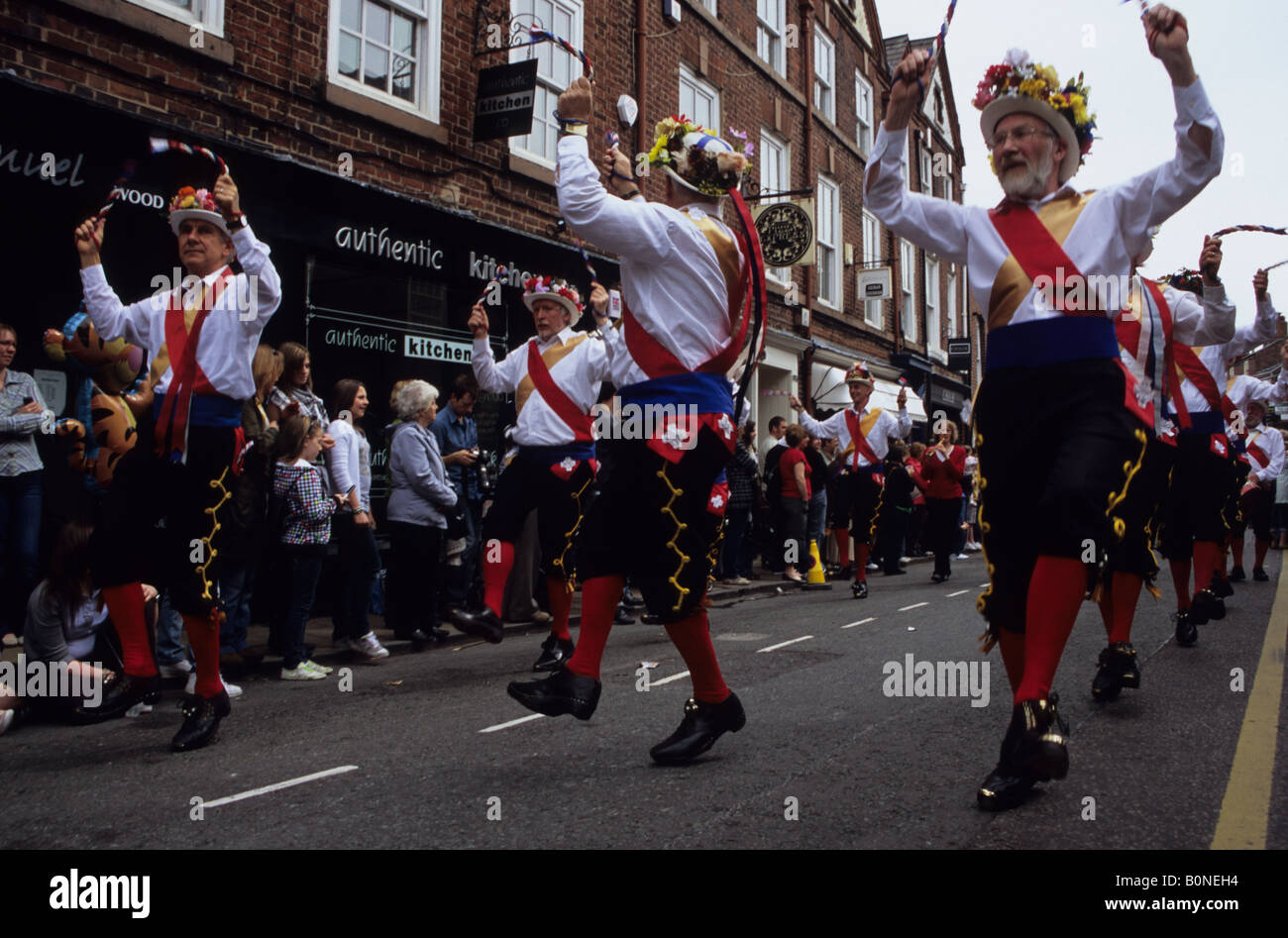 Morris ballerini in Knutsford Cheshire durante il tradizionale può parata del giorno Foto Stock