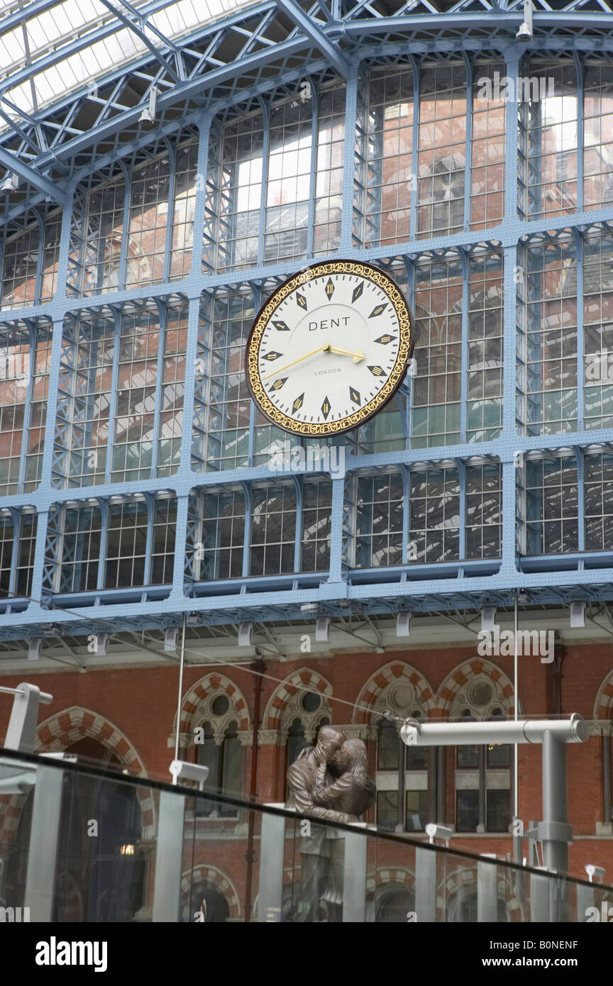 Il luogo di incontro statua E OROLOGIO A SAINT PANCRAS Stazione ferroviaria London Inghilterra England Foto Stock