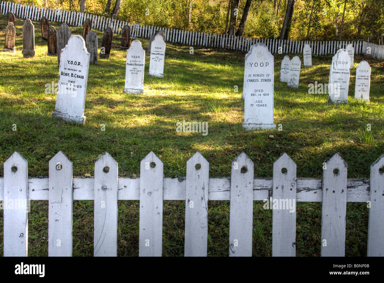 Cimitero storico a Dawson City, marcatori risalgono ai primi del novecento, Yukon, Canada Foto Stock