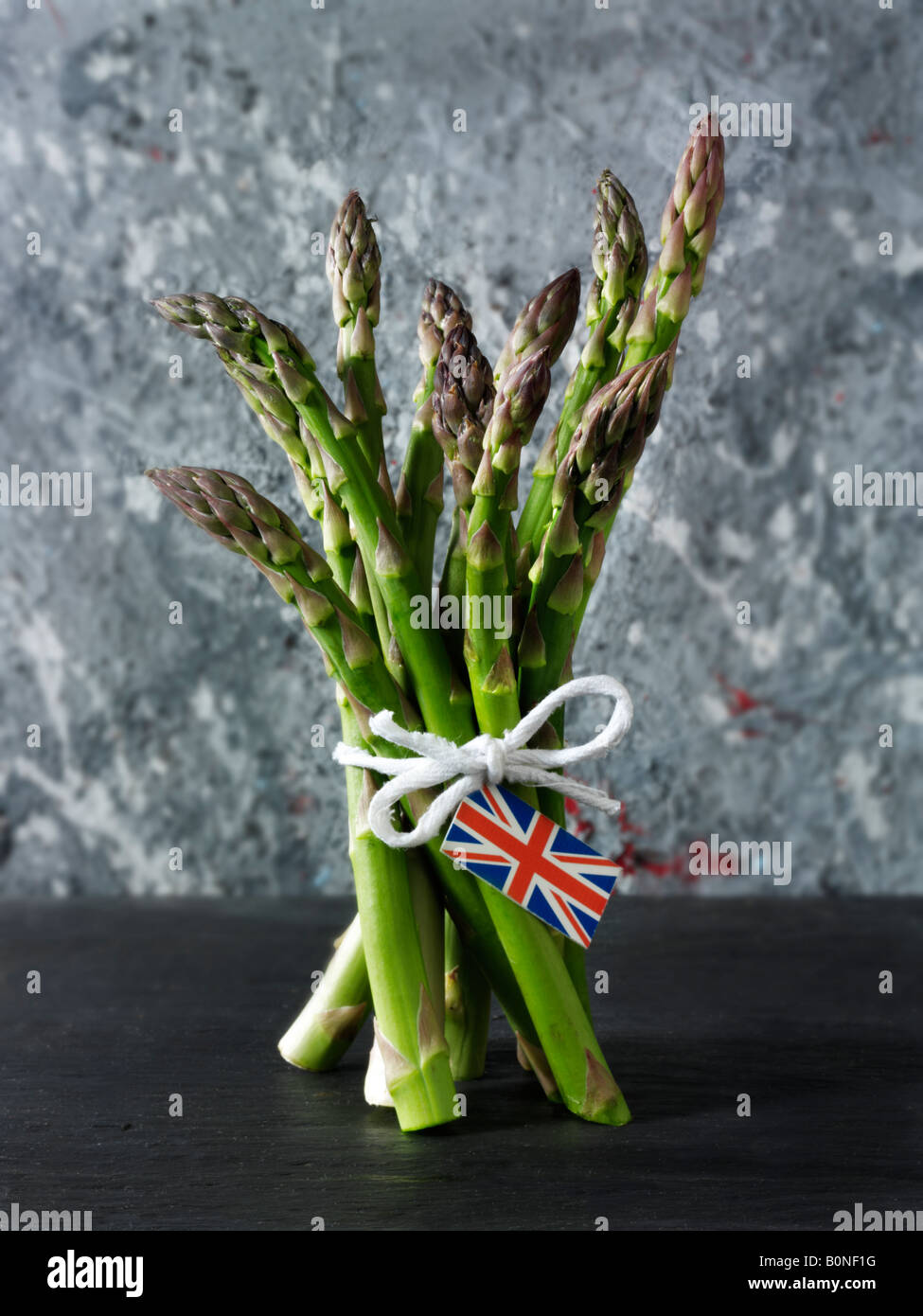 Mazzetto fresco di organico British asparagi Foto Stock