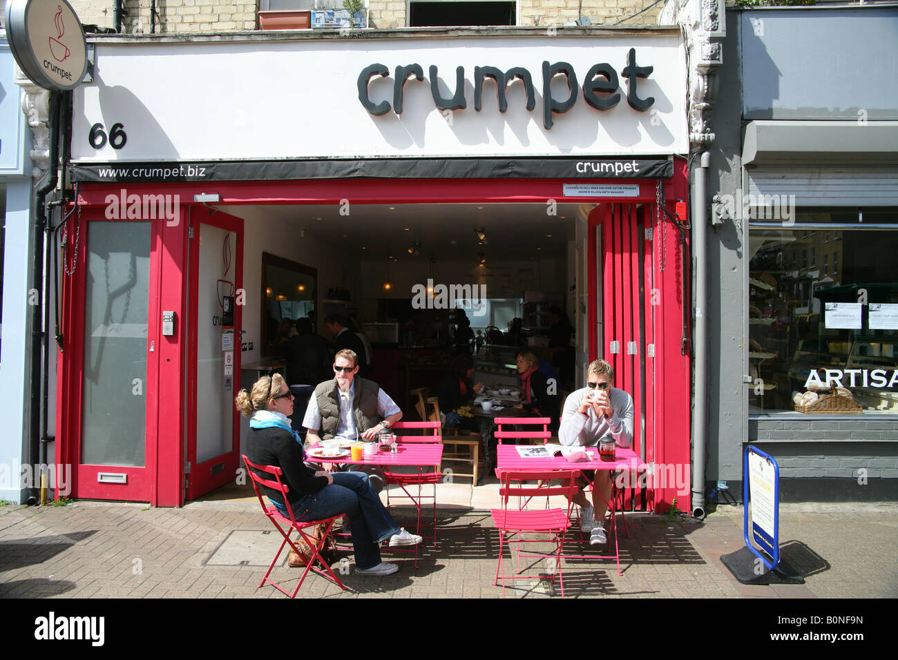 Le persone al di fuori di una caffetteria Northcote Rd Foto Stock