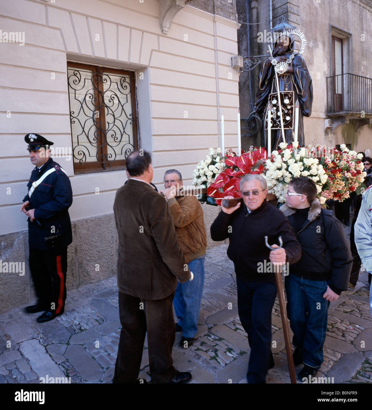 Processione di persone locali che trasporta un effigie di San Francesco di Paola, Erice Sicilia, Italia. Ue. Foto Stock
