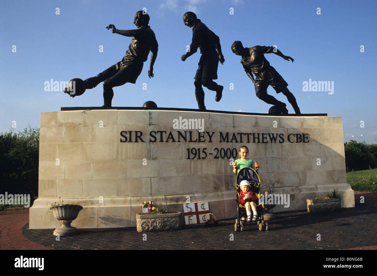 Sir Stanley Matthews statua al Britannia Stadium di Stoke-on-Trent Foto Stock