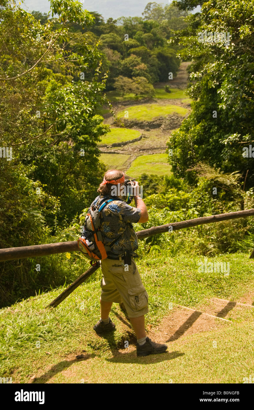 COSTA RICA turistica prendendo foto del sito scavato di pre colombiana città MONUMENTO DEL CITTADINO DI GUAYABO vicino alla città di Turrialba Foto Stock