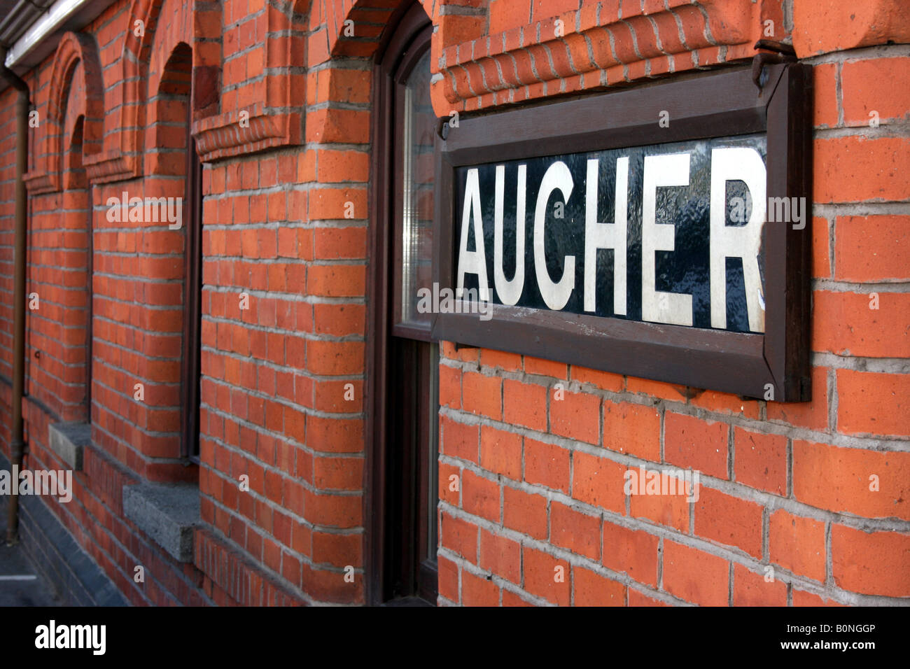 Segno a Augher old station house, County Tyrone, Irlanda del Nord Foto Stock