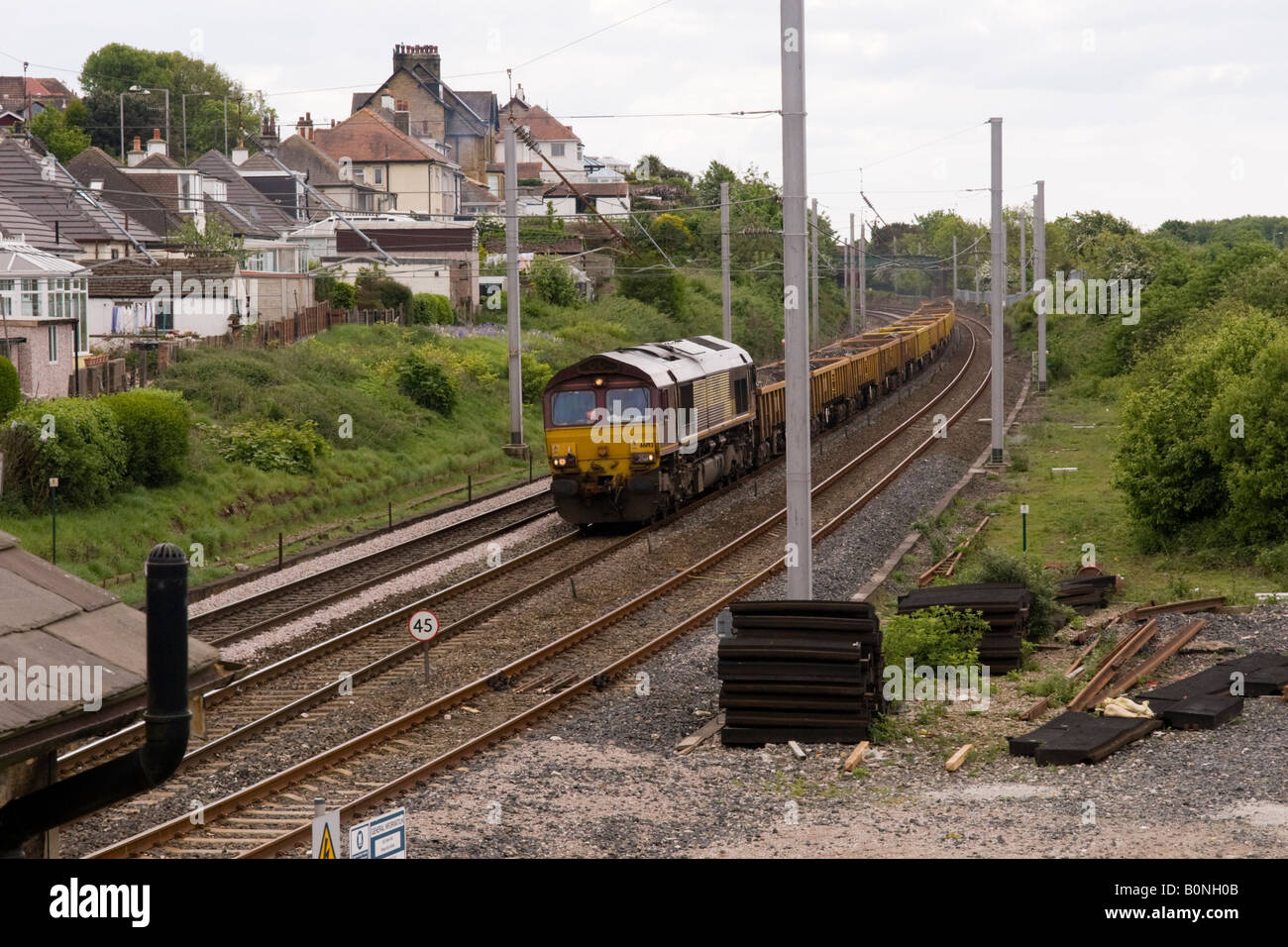 EWS via treno di manutenzione sulla linea principale della costa occidentale a banca Hest lancashire gran bretagna Foto Stock