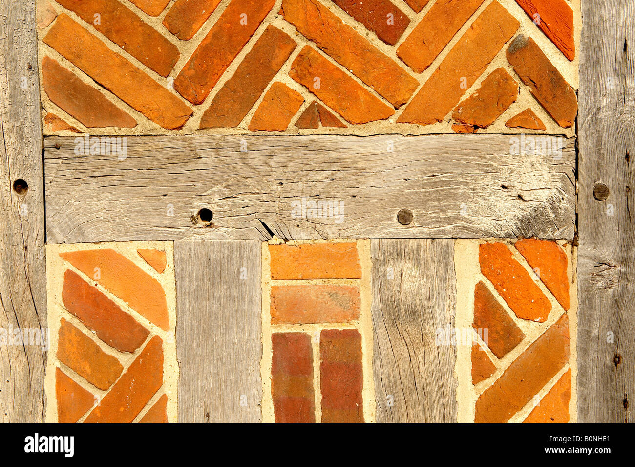Close up Elizabethan la struttura di legno edificio con mattoni rossi Foto Stock