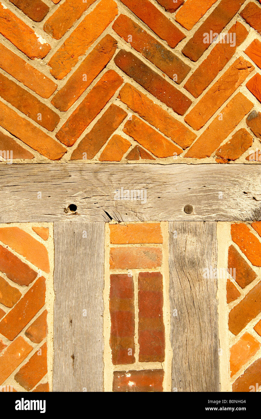 Close up Elizabethan la struttura di legno edificio con mattoni rossi Foto Stock