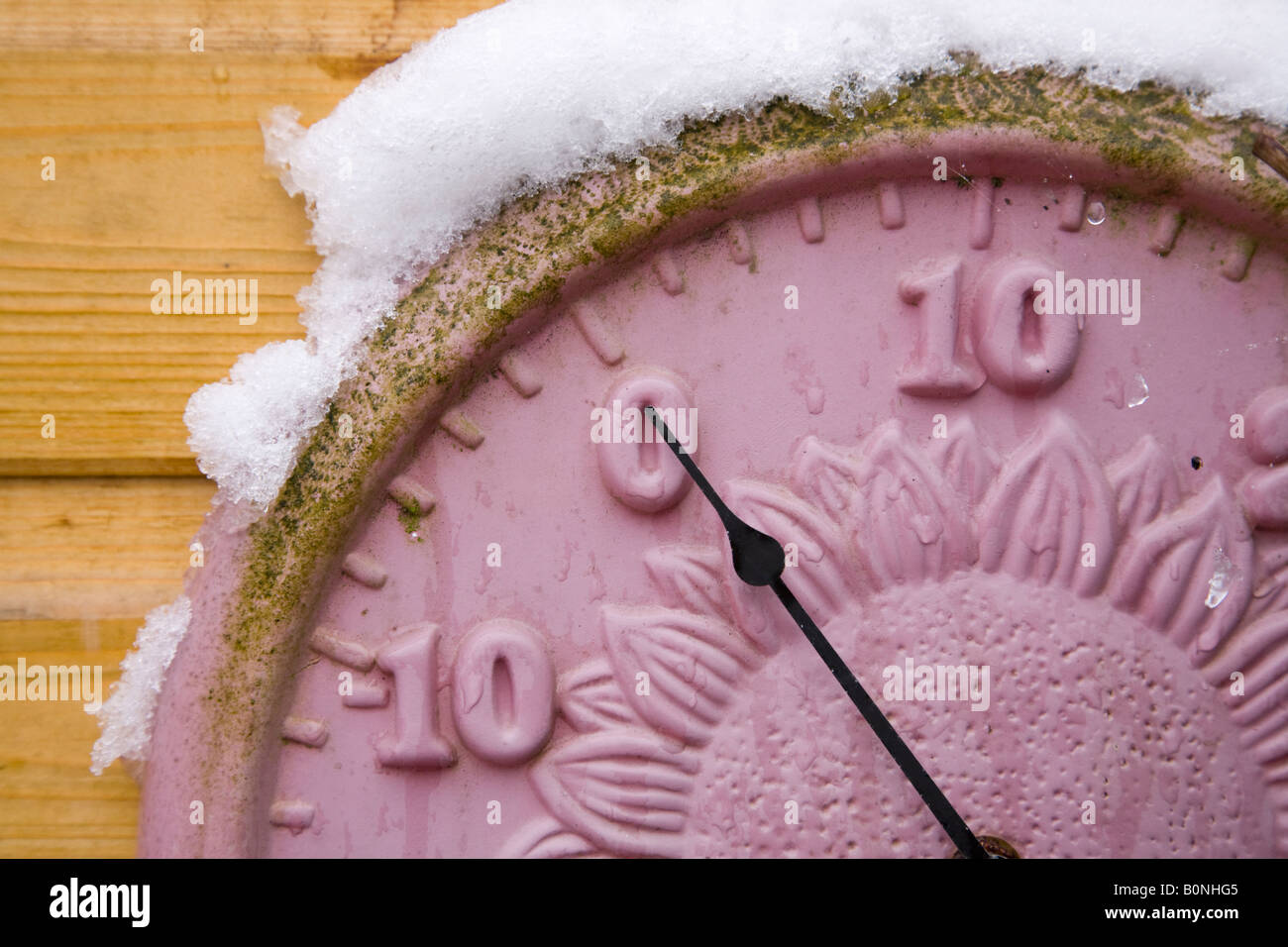 Termometro da giardino che mostra il punto di congelamento in presenza di neve. Regno Unito Foto Stock