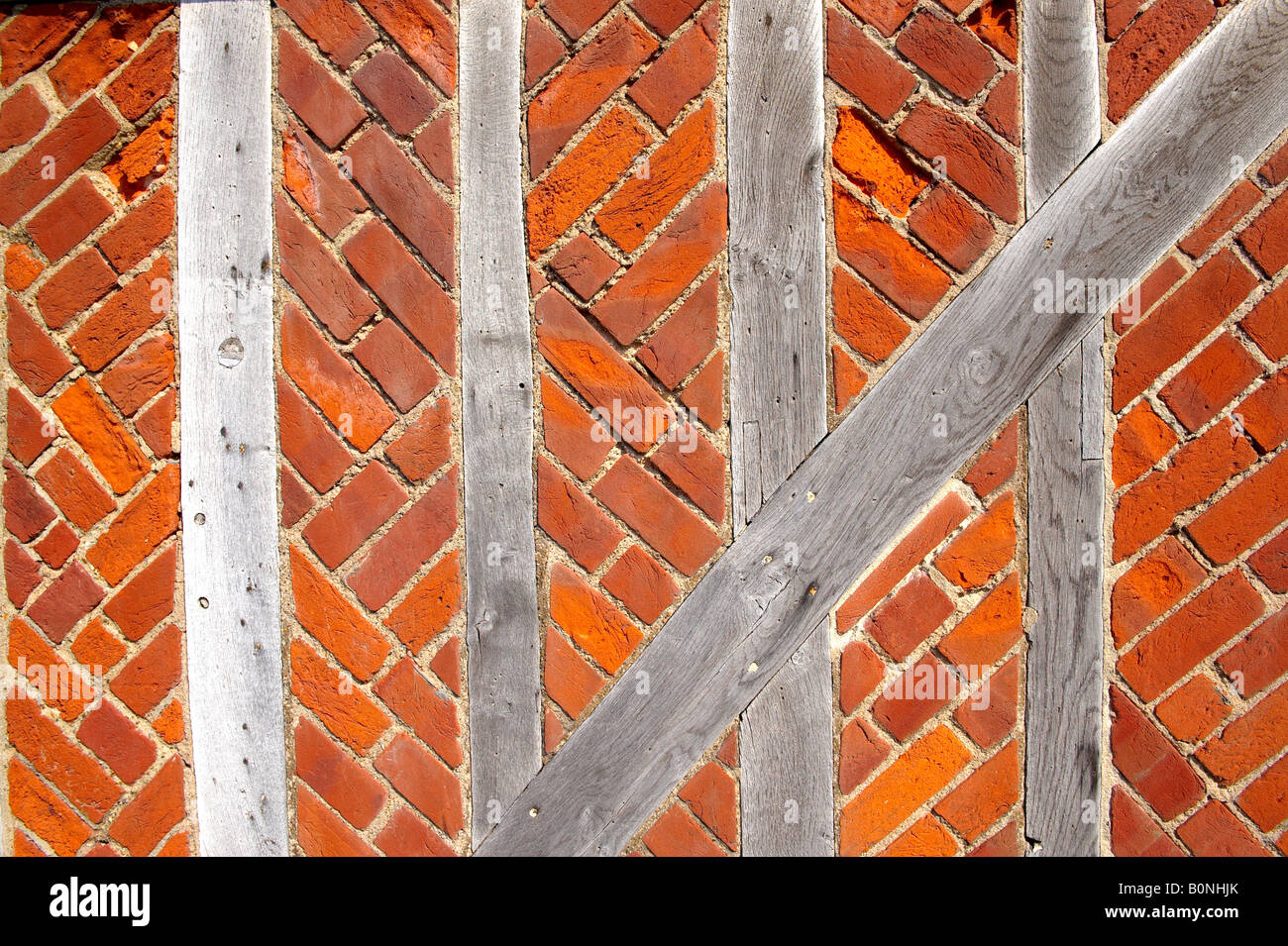 Close up Elizabethan la struttura di legno edificio con mattoni rossi Foto Stock