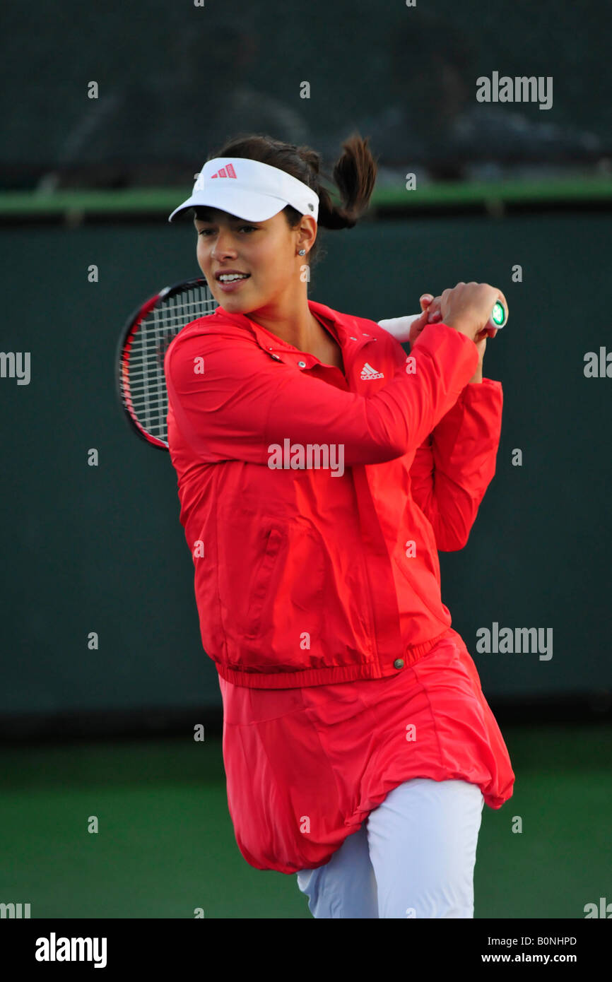 Ana Ivanovic pratiche i suoi diretti durante il 2008 Pacific Life Open, Indian Wells, California. Foto Stock