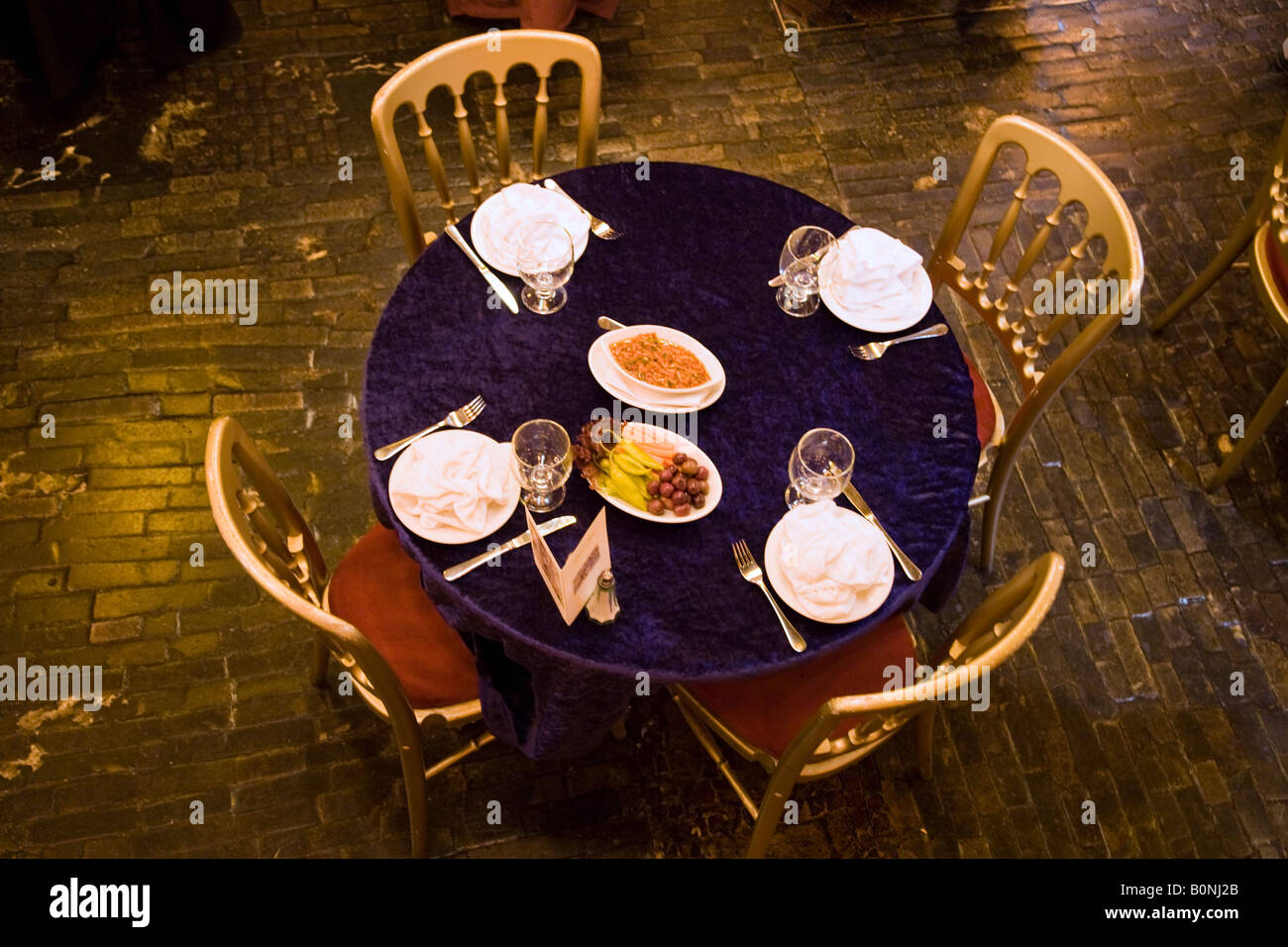 Impostare il tavolo al ristorante Sarastro. Drury Lane, Covent Garden. Londra. Regno Unito. Foto Stock