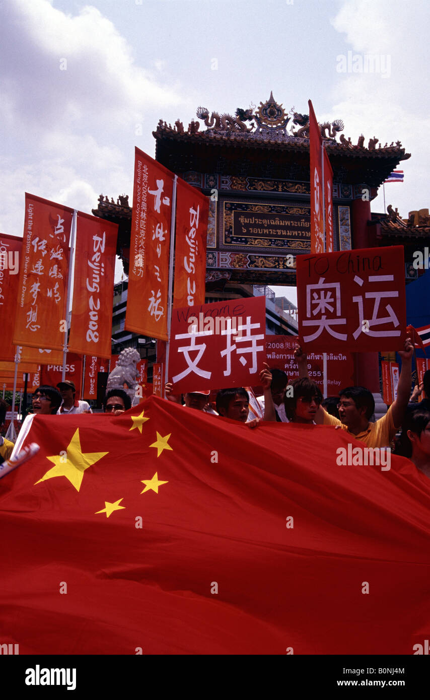 Gruppo di cinesi al gate cinese di Pechino la Torcia Olimpica a Bangkok il 19 aprile 2008 Foto Stock