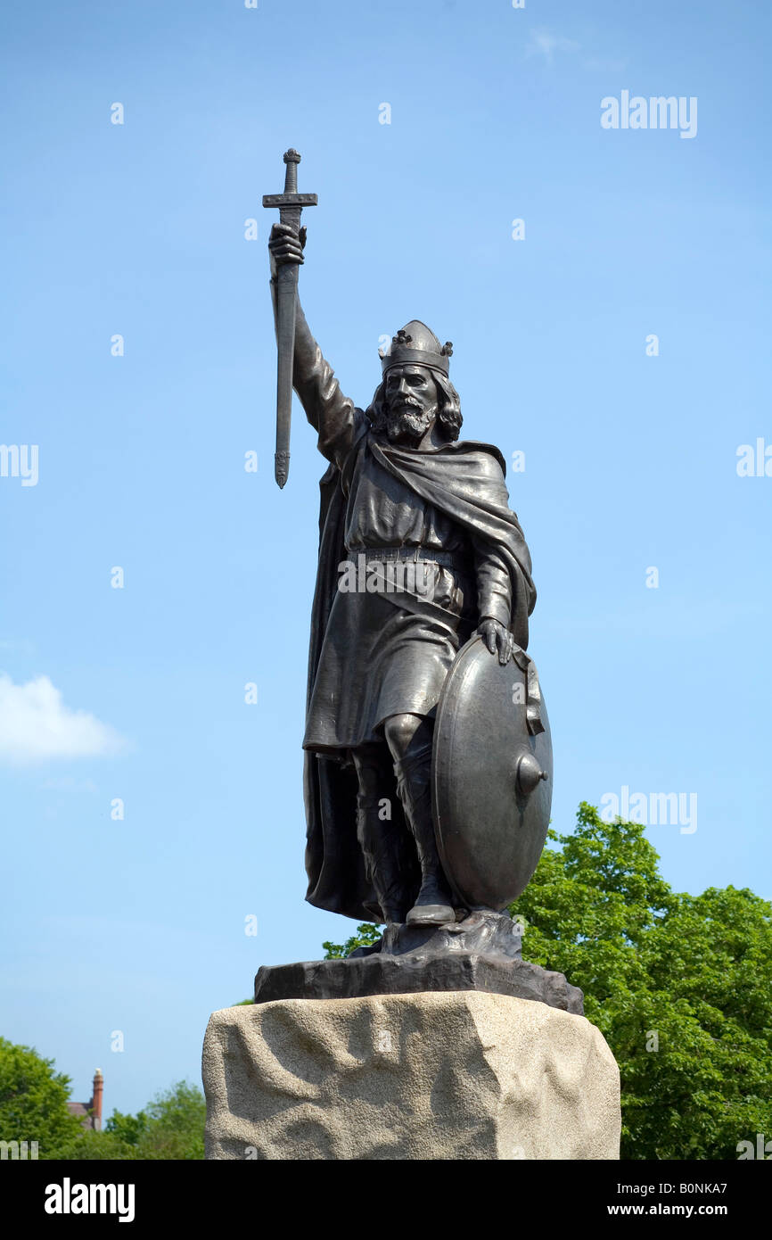 Statua di West sassoni King Alfred ANNUNCIO 871 899 presso la città di Winchester in Hampshire REGNO UNITO Foto Stock