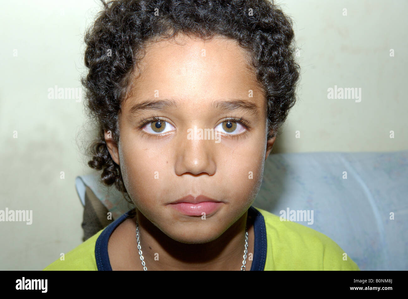 Un giovane luce-brown green eyed boy brasiliano con brevi parentesi marrone capelli, Foto Stock