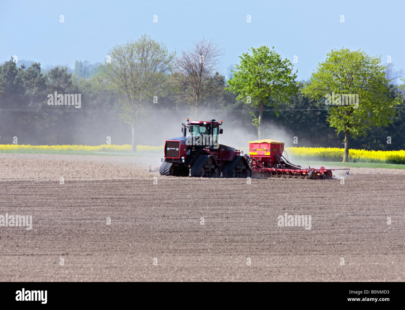 Grande trattore cingolato campo di foratura Ashwell Hertfordshire Foto Stock