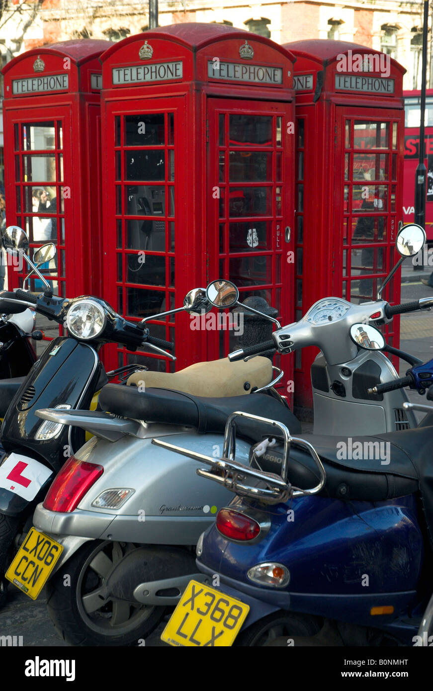 Scatole di telefono e scooter, Londra Foto Stock