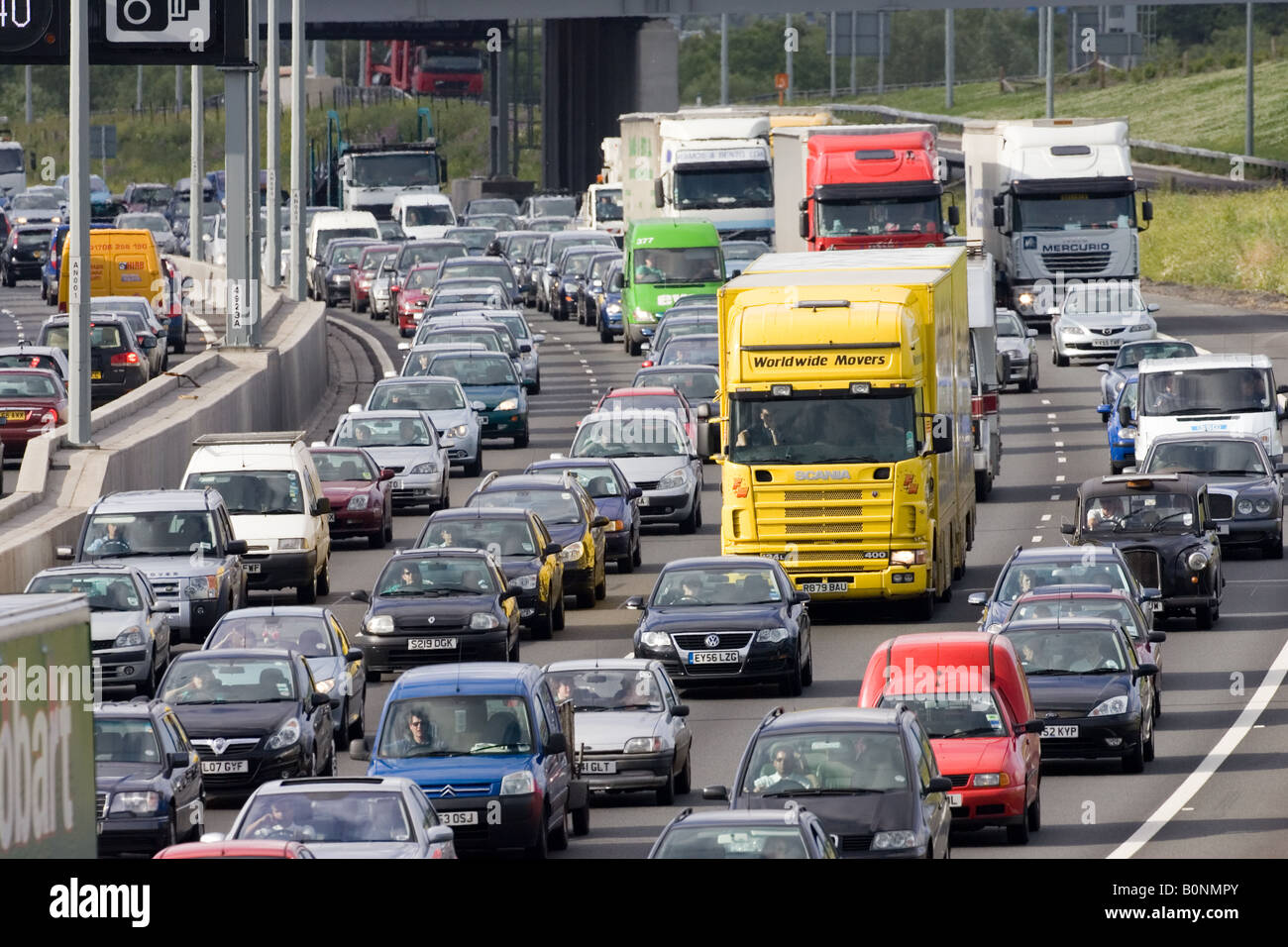 La congestione del traffico di automobili e camion bloccati in un fermo sulla M25 autostrada verso London Regno Unito Foto Stock