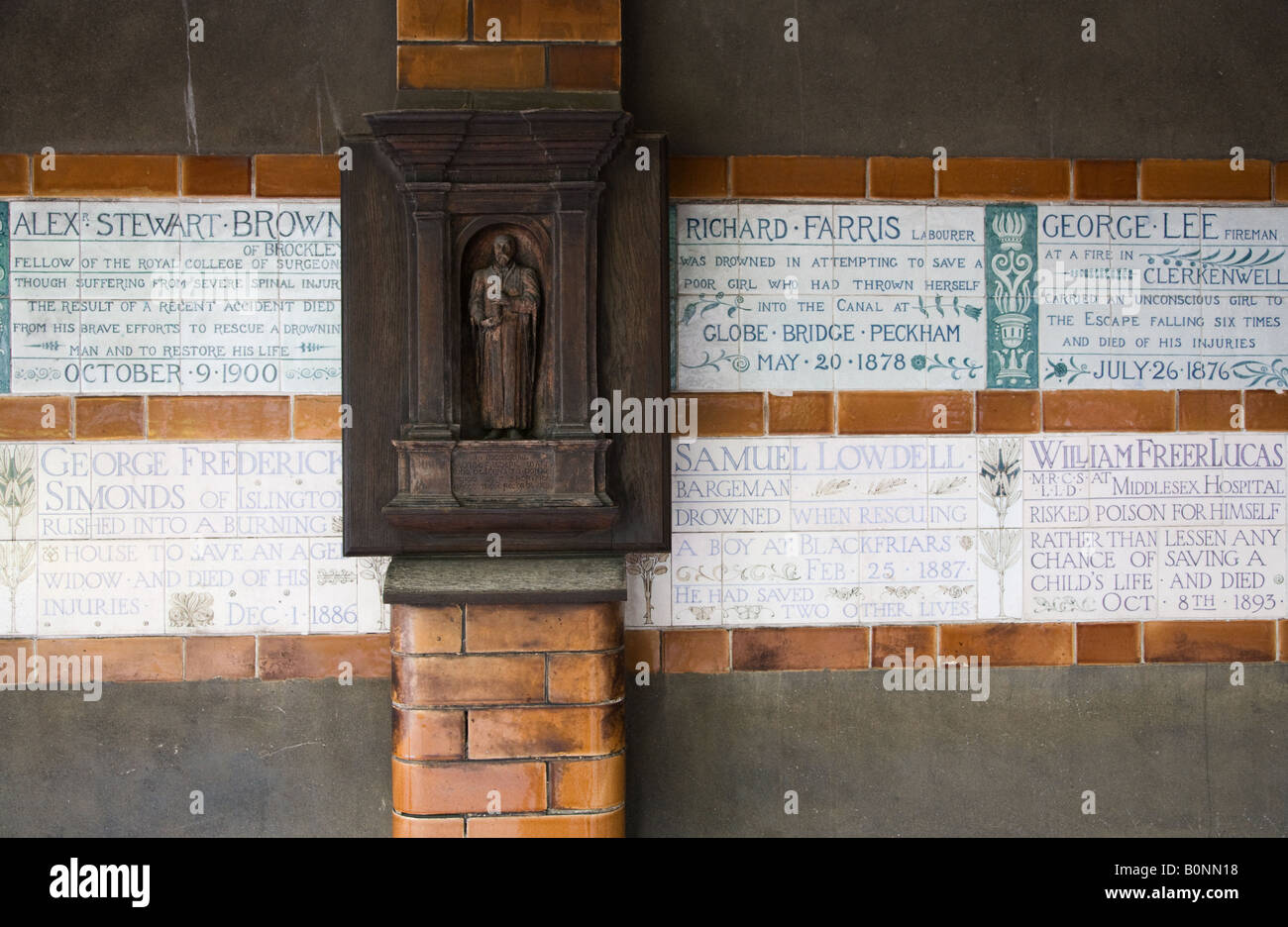 Targhe commemorative su una parete in portalettere Park central London REGNO UNITO Foto Stock