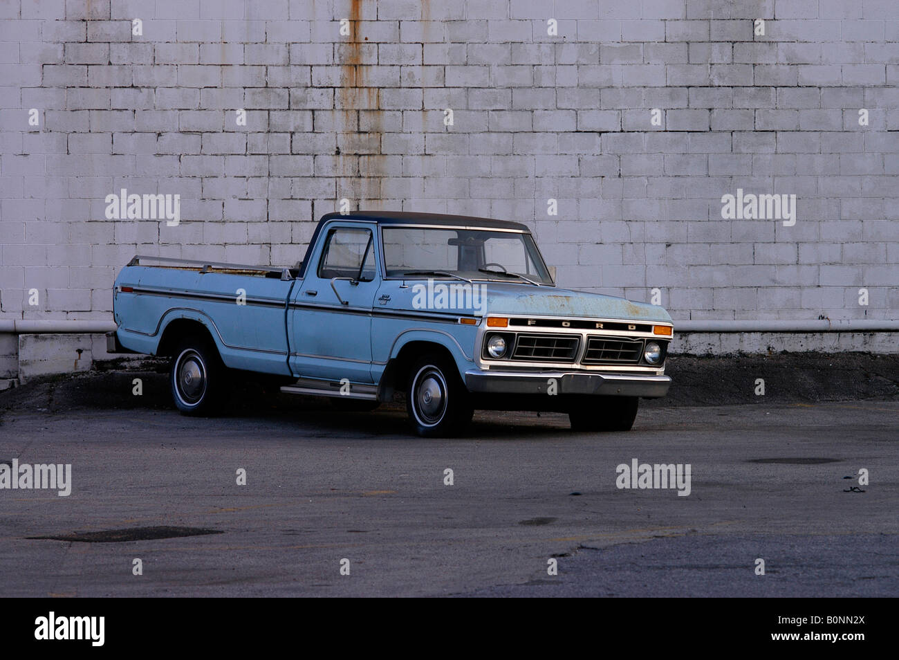 Old Ford pick-up è oggetto di pratiche di dumping come benzina con un aumento dei prezzi in America, i prezzi del petrolio Foto Stock