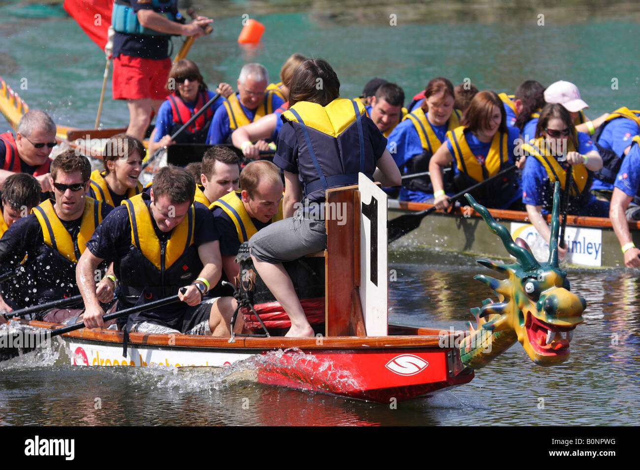Dragon Boat racing sul Tamigi a Abingdon 10 Foto Stock